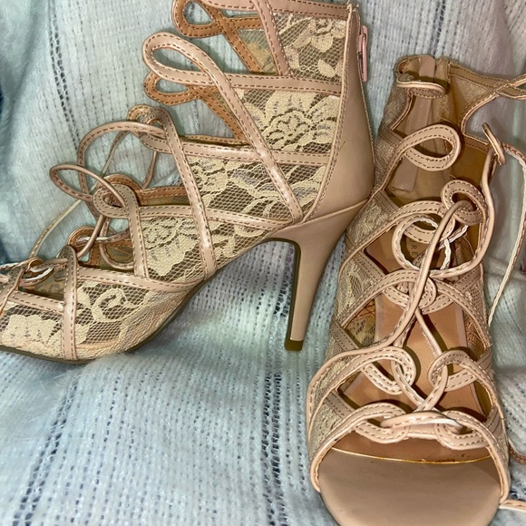 SOLD Lace design heels blush pink - Picture 1 of 6